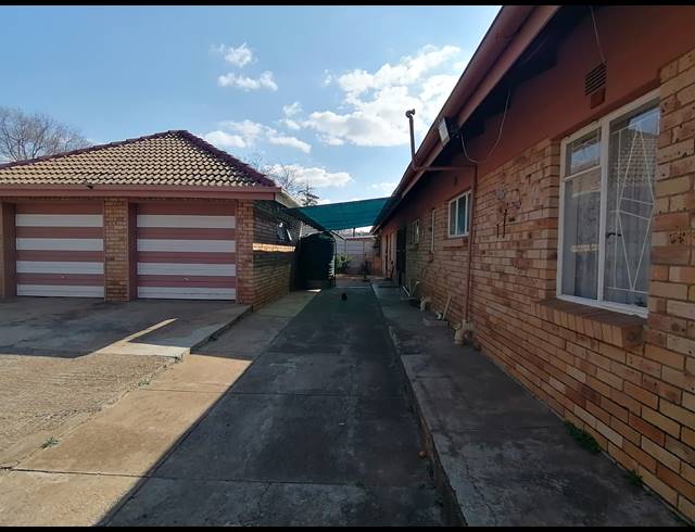 3 BEDROOM FREESTANDING FOR SALE IN STILFONTEIN EXT 2